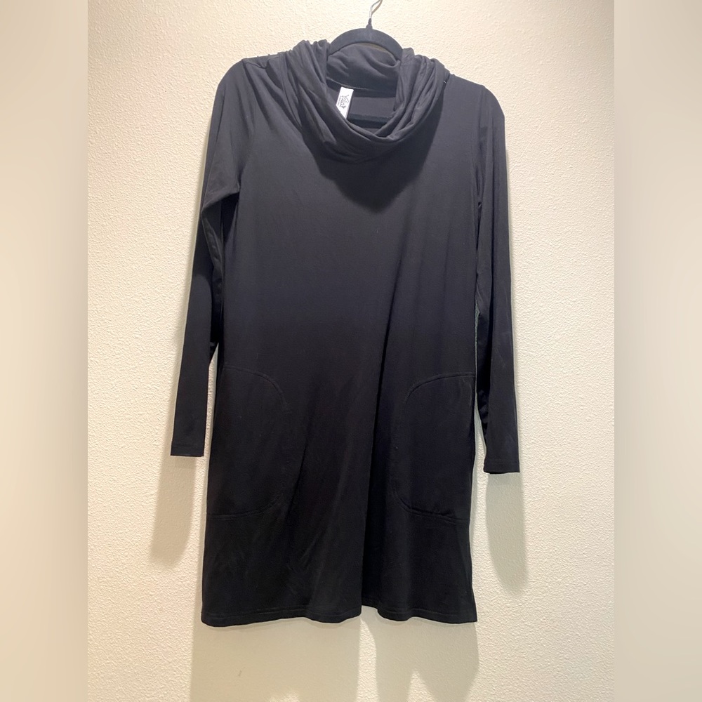 Brand new Yala cowl neck stretchy black tunic with pockets size small